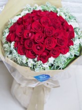 50枝紅玫瑰配葉上花花束