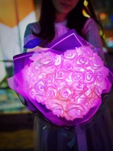［浪漫推薦］小幸運 *發光玫瑰花束（60朵裝仿真花-紫紅色玫瑰）