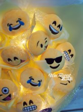 *輸入中...可愛emoji公仔光纖燈花束（內附有開關式的光纖燈，在黑暗中的環境可以營造浪漫的氣氛）