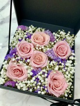 6枝装粉玫瑰保鲜花满天星花盒*永不凋谢