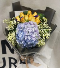 橙色玫瑰配荷蘭秀球花束