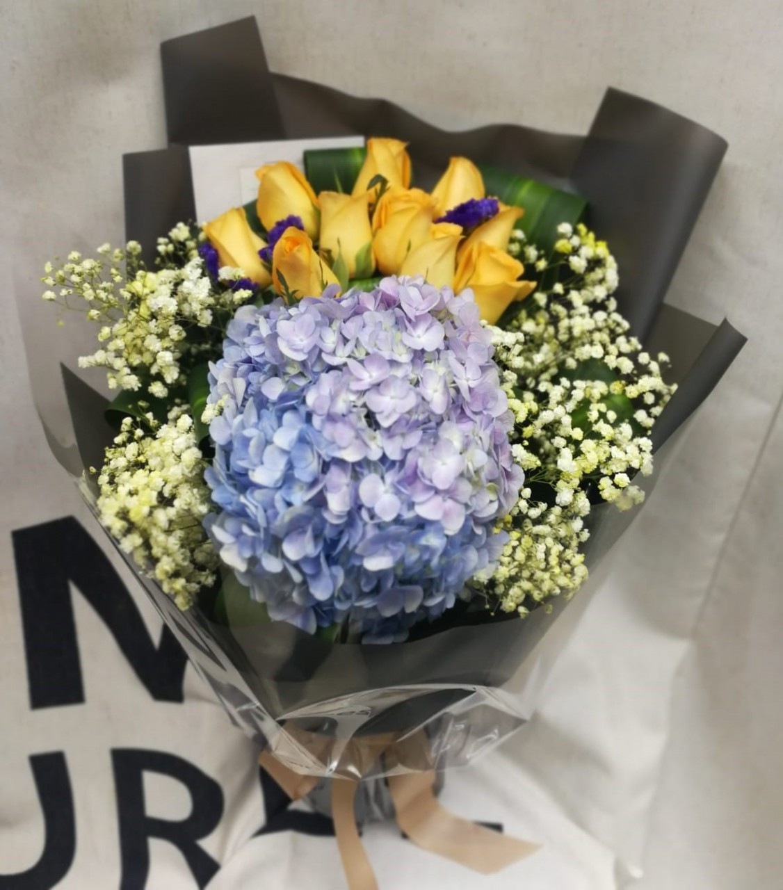 橙色玫瑰配荷兰秀球花束