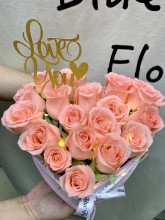 心形淺粉紅玫瑰滿天星花盒（附送Love插牌)