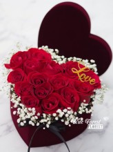 心形紅玫瑰滿天星花盒（附送Love插牌)**